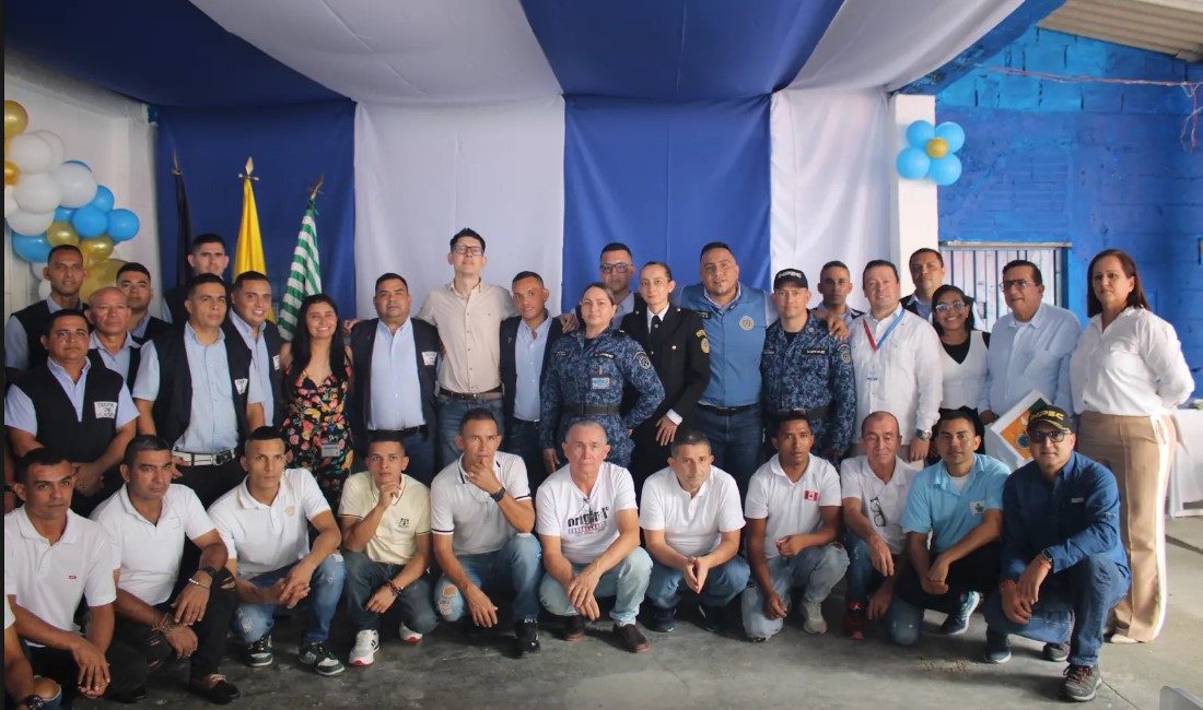 EL MINISTRO DE DUCACIÓN JUNTO A LA SUBDIRECTORA DE EDUCACIÓN, EL DIRECTOR DE GESTION CORPORATIVA Y PENADOS RECIBEN LAS AULAS EDUCATIVAS 