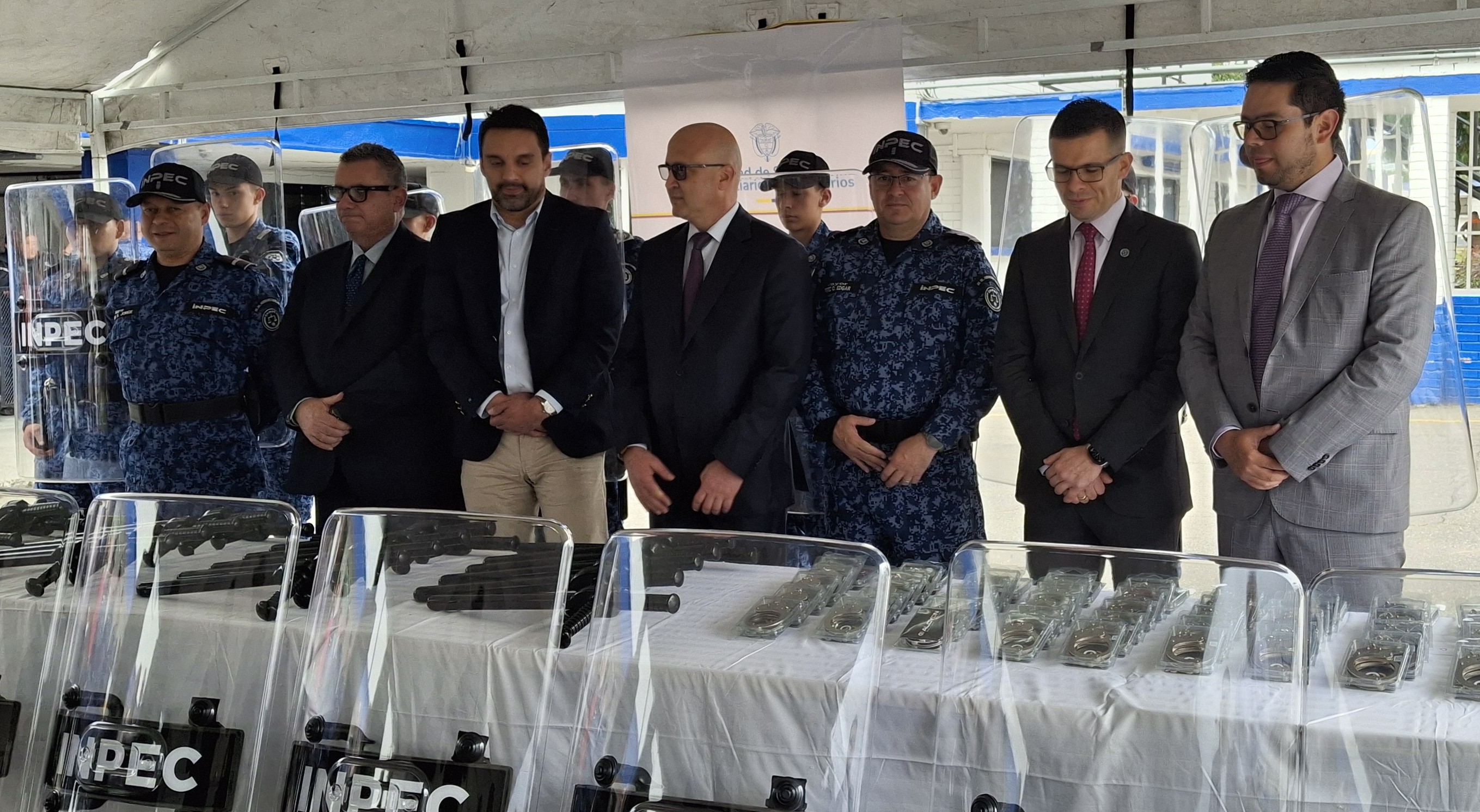 De izquierda a derecha: Mayor Edgar Gama, Subdirector de la CPMS de Bogotá “La Modelo”; Coronel(r) Juan Carlos Navia, Director de la Regional Central Central INPEC; Dr. Rafael Sanguino, Director de Logística USPEC; Doctor Andrés Felipe Barney, Director Corporativo INPEC; Mayor Edgar Pérez, Director CPMS de Bogotá “La Modelo”; Teniente Coronel Rolando Antonio Ramírez, Director Cuerpo de Custodia y Vigilancia INPEC; Doctor Fidel Ignacio Espitia, Director General (e) USPEC