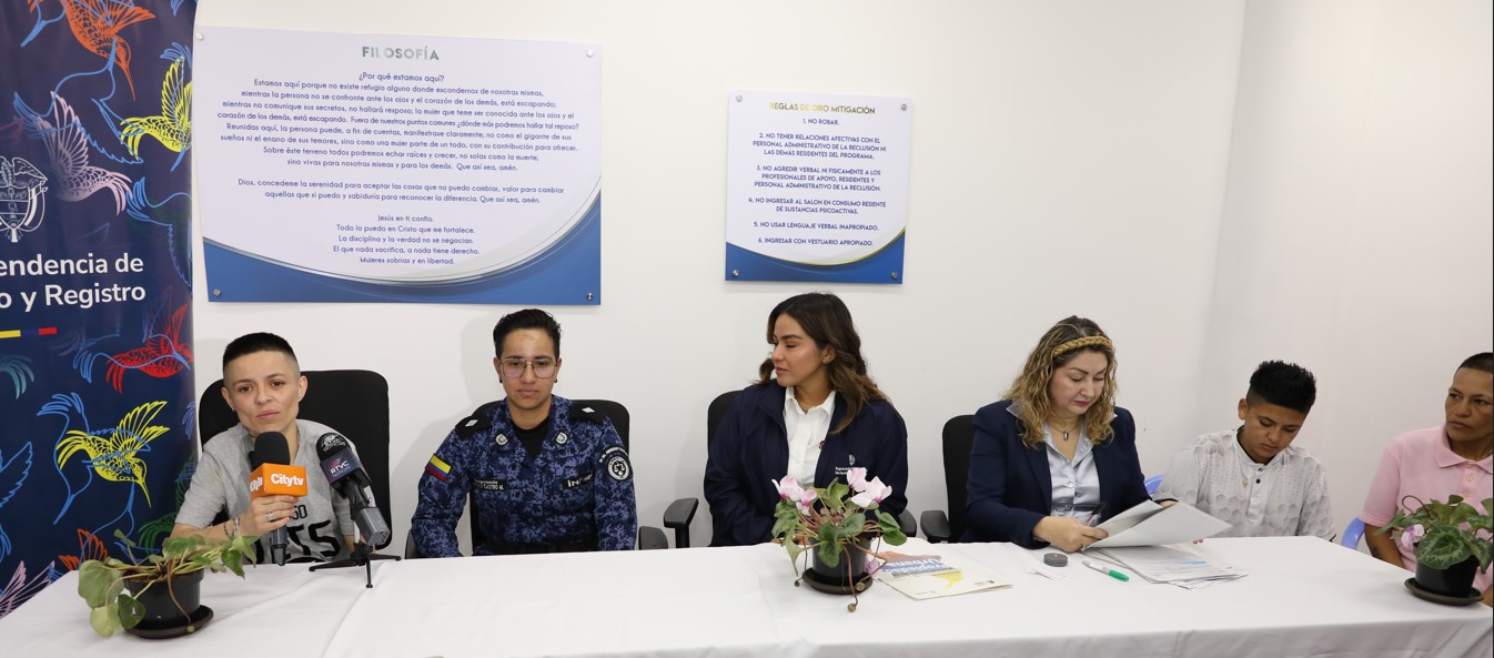 En la Cárcel y Penitenciaria con Alta y Media Seguridad para Mujeres de Bogotá “El Buen Pastor” se efectuó la correcion de nombre y genero En la Cárcel y Penitenciaria con Alta y Media Seguridad para Mujeres de Bogotá “El Buen Pastor” se efectuó la correcion de nombre y genero